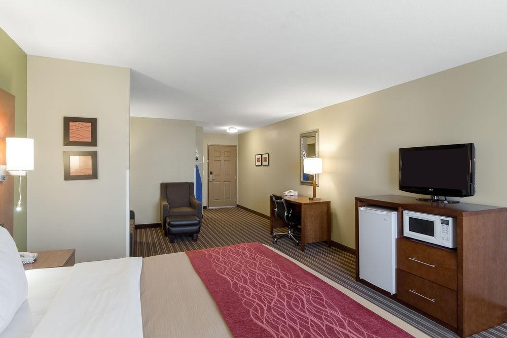Comfort Inn & Suites Fayetteville-University Area Екстериор снимка