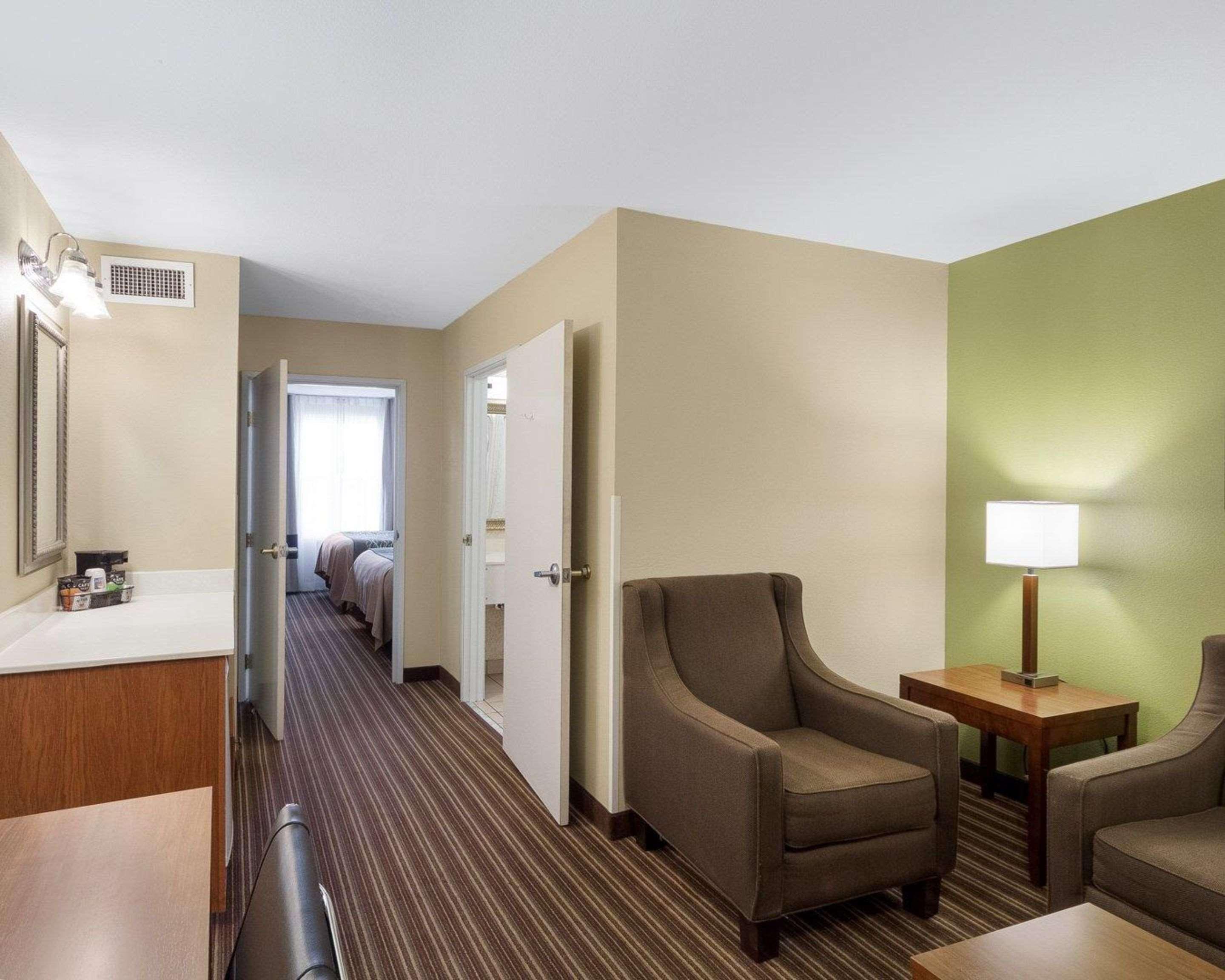 Comfort Inn & Suites Fayetteville-University Area Екстериор снимка