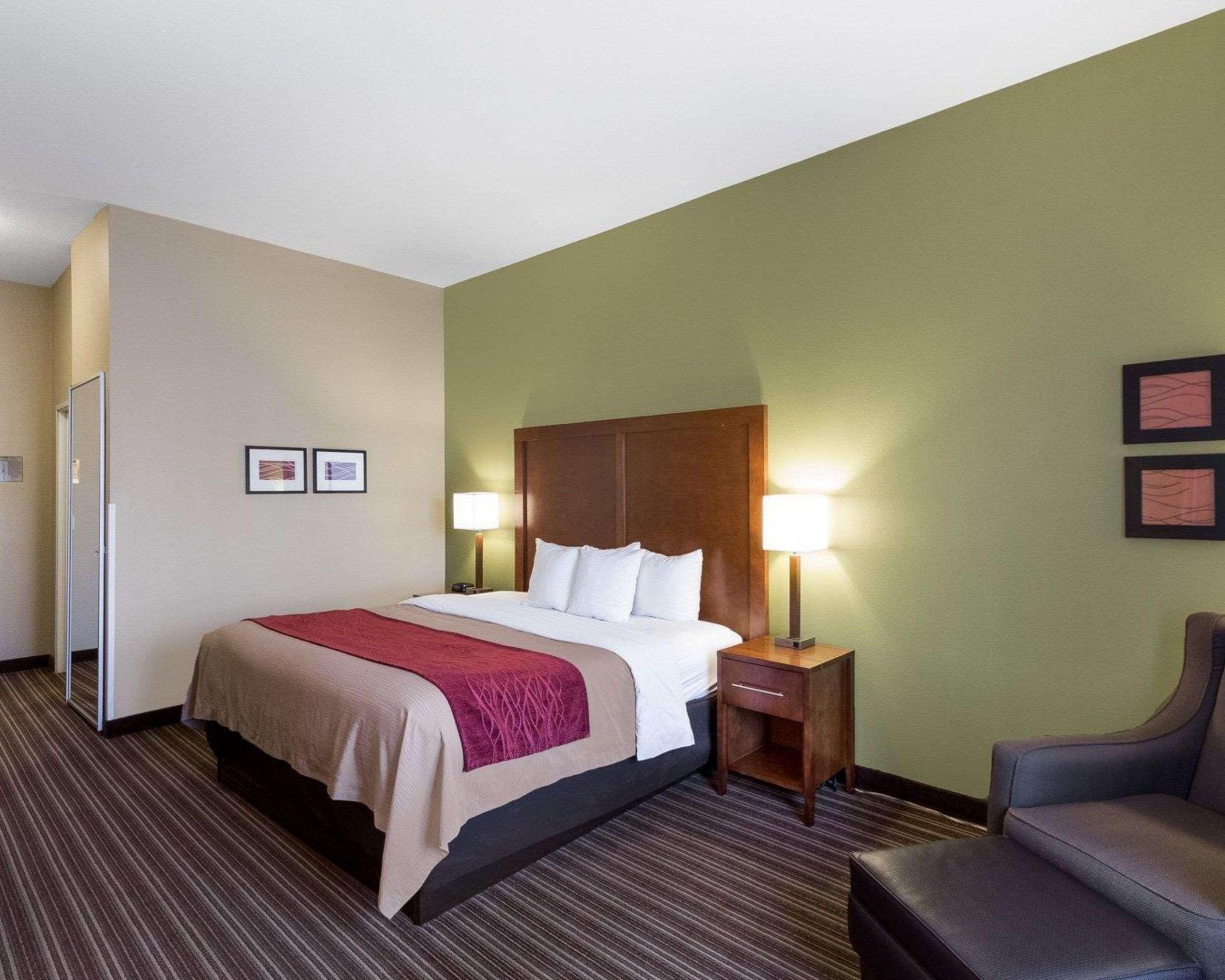 Comfort Inn & Suites Fayetteville-University Area Екстериор снимка