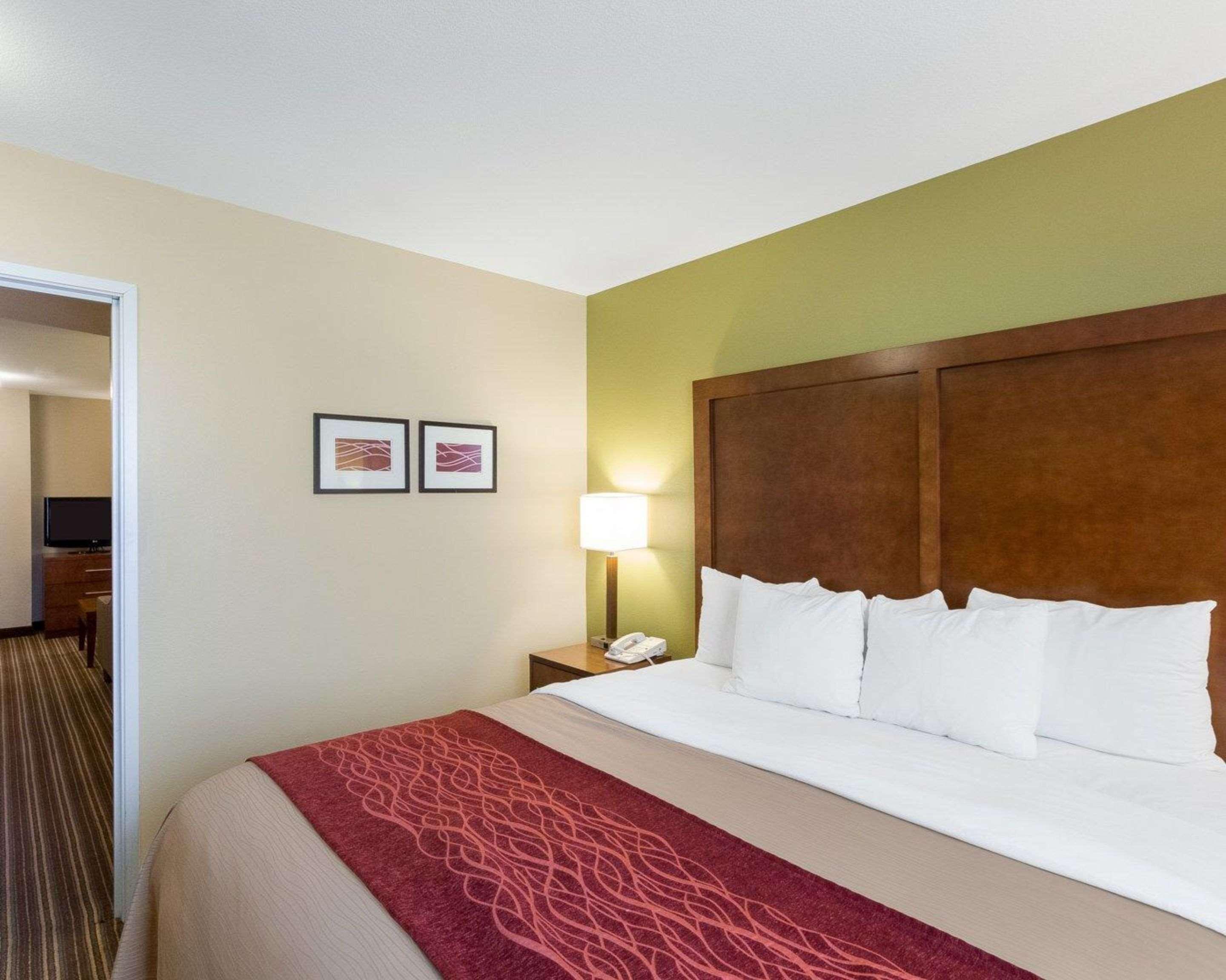 Comfort Inn & Suites Fayetteville-University Area Екстериор снимка