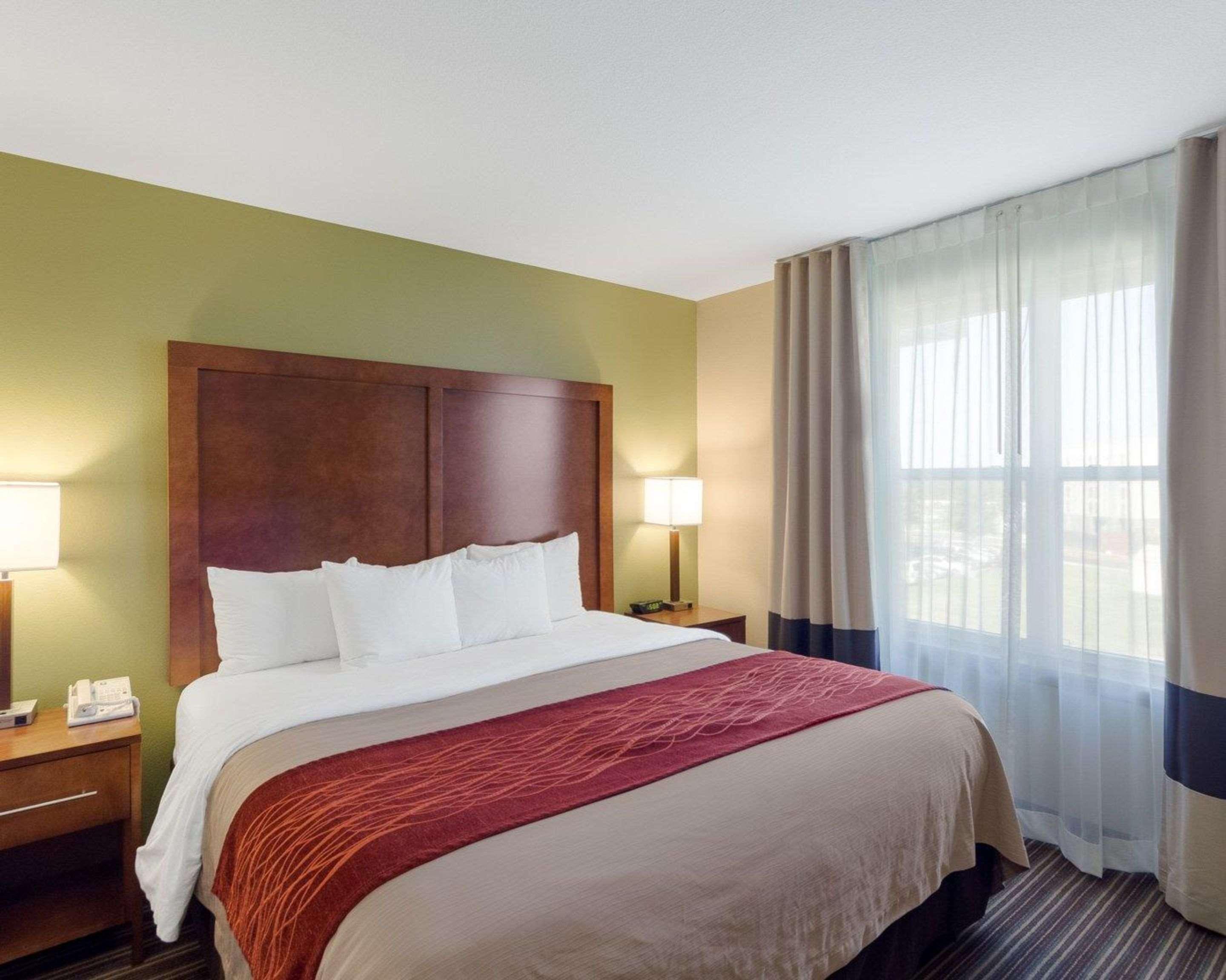 Comfort Inn & Suites Fayetteville-University Area Екстериор снимка