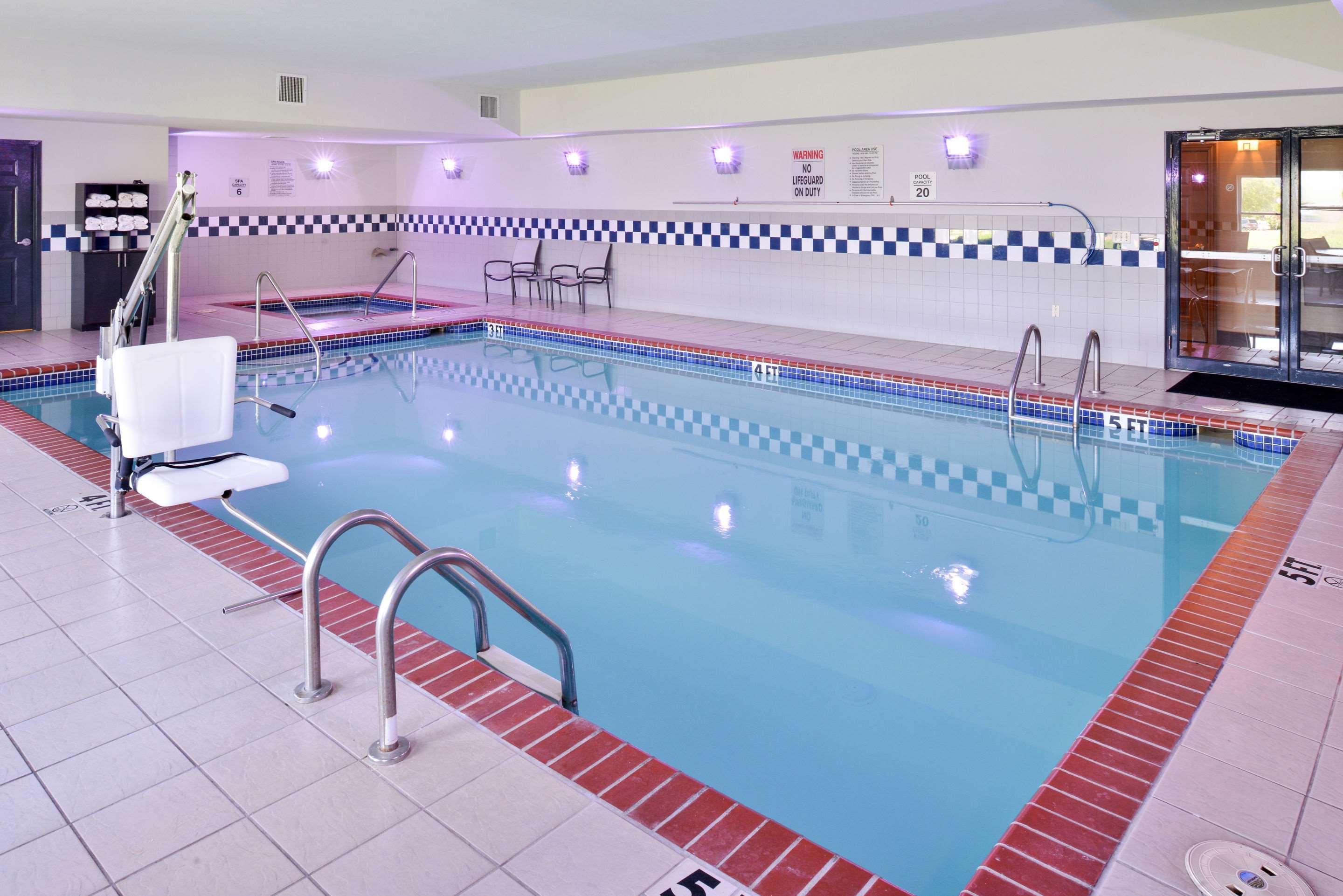 Comfort Inn & Suites Fayetteville-University Area Екстериор снимка