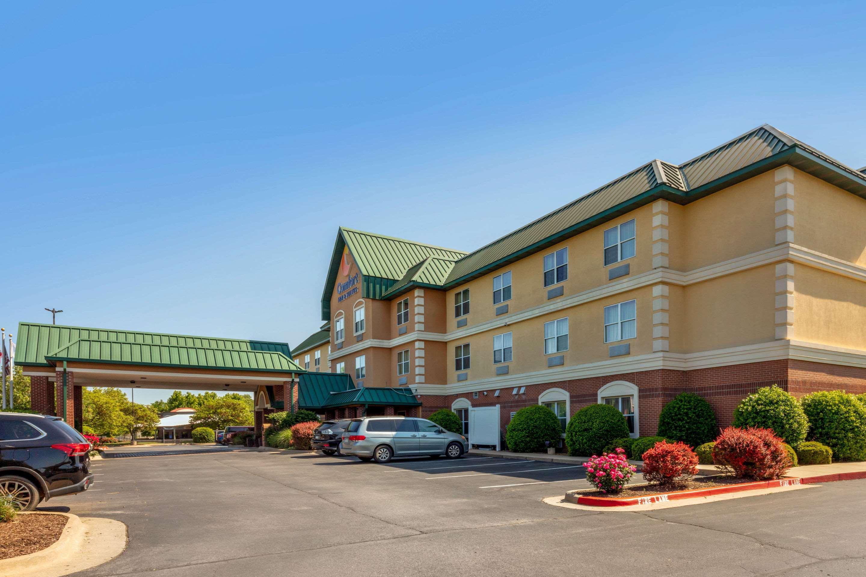 Comfort Inn & Suites Fayetteville-University Area Екстериор снимка