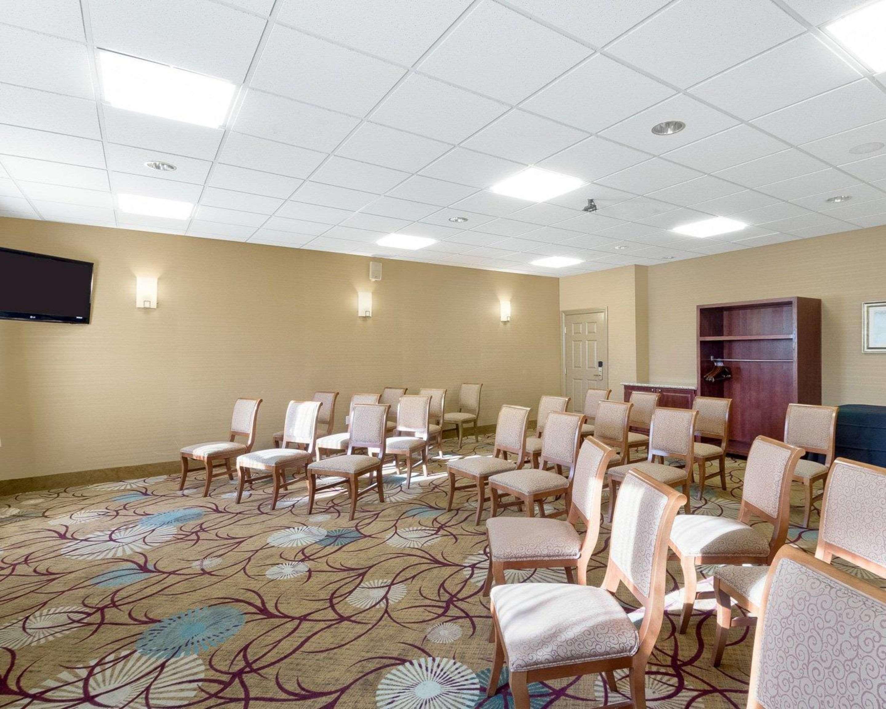 Comfort Inn & Suites Fayetteville-University Area Екстериор снимка