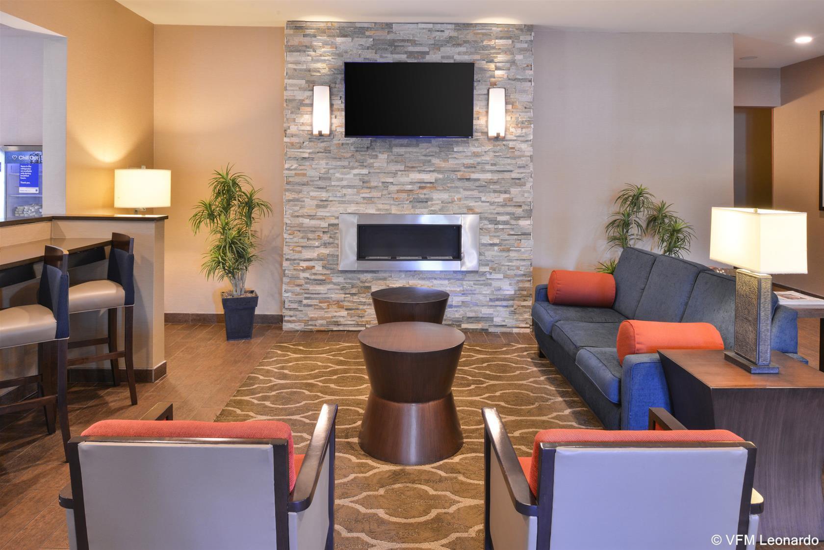 Comfort Inn & Suites Fayetteville-University Area Екстериор снимка