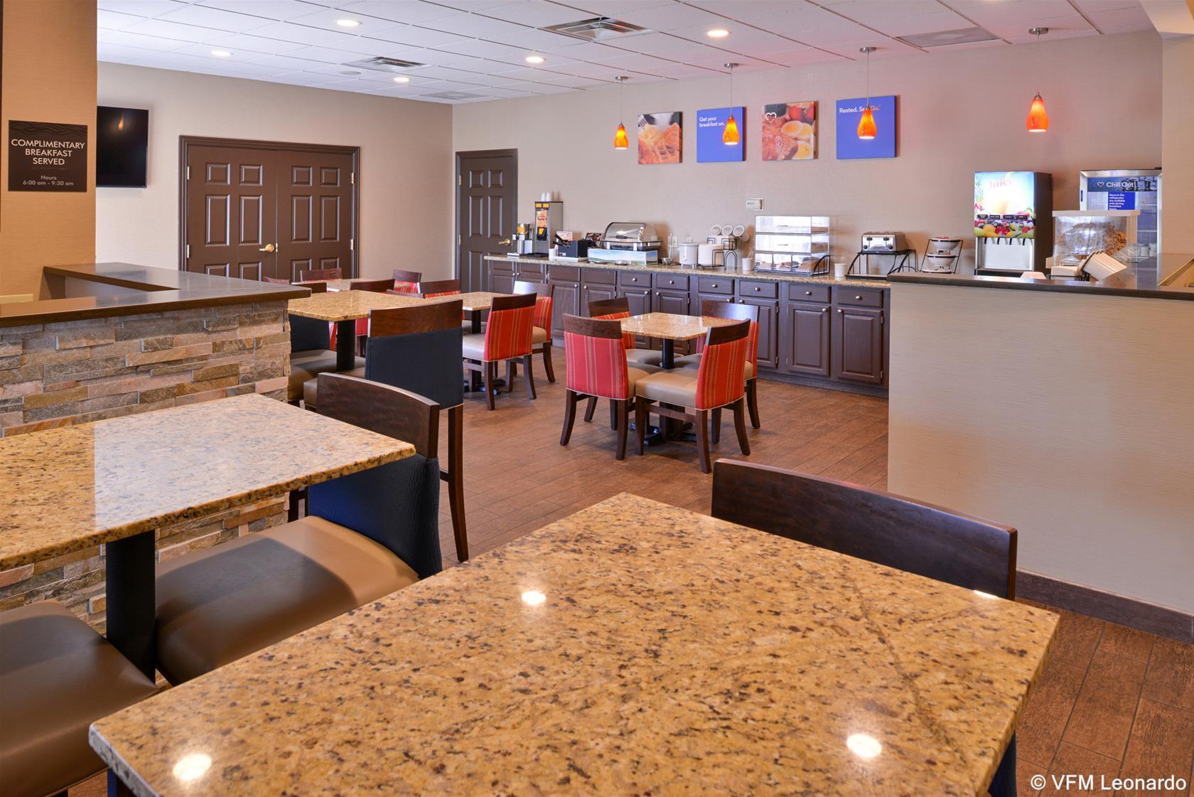 Comfort Inn & Suites Fayetteville-University Area Екстериор снимка