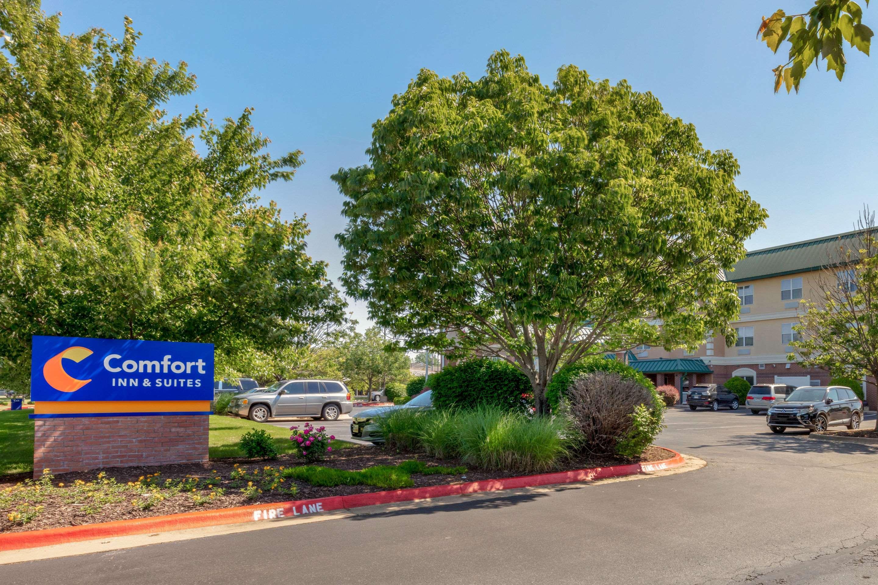Comfort Inn & Suites Fayetteville-University Area Екстериор снимка