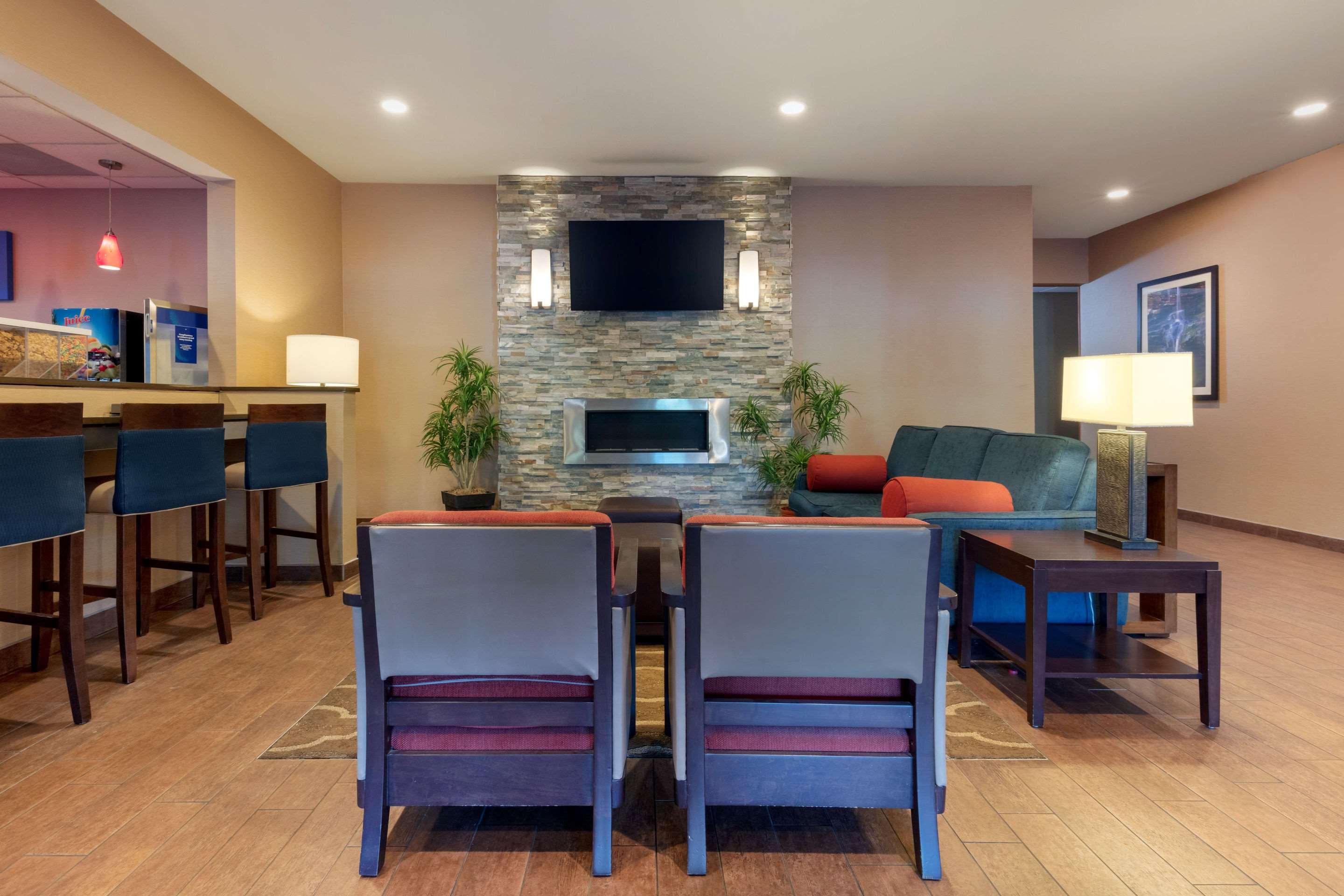 Comfort Inn & Suites Fayetteville-University Area Екстериор снимка