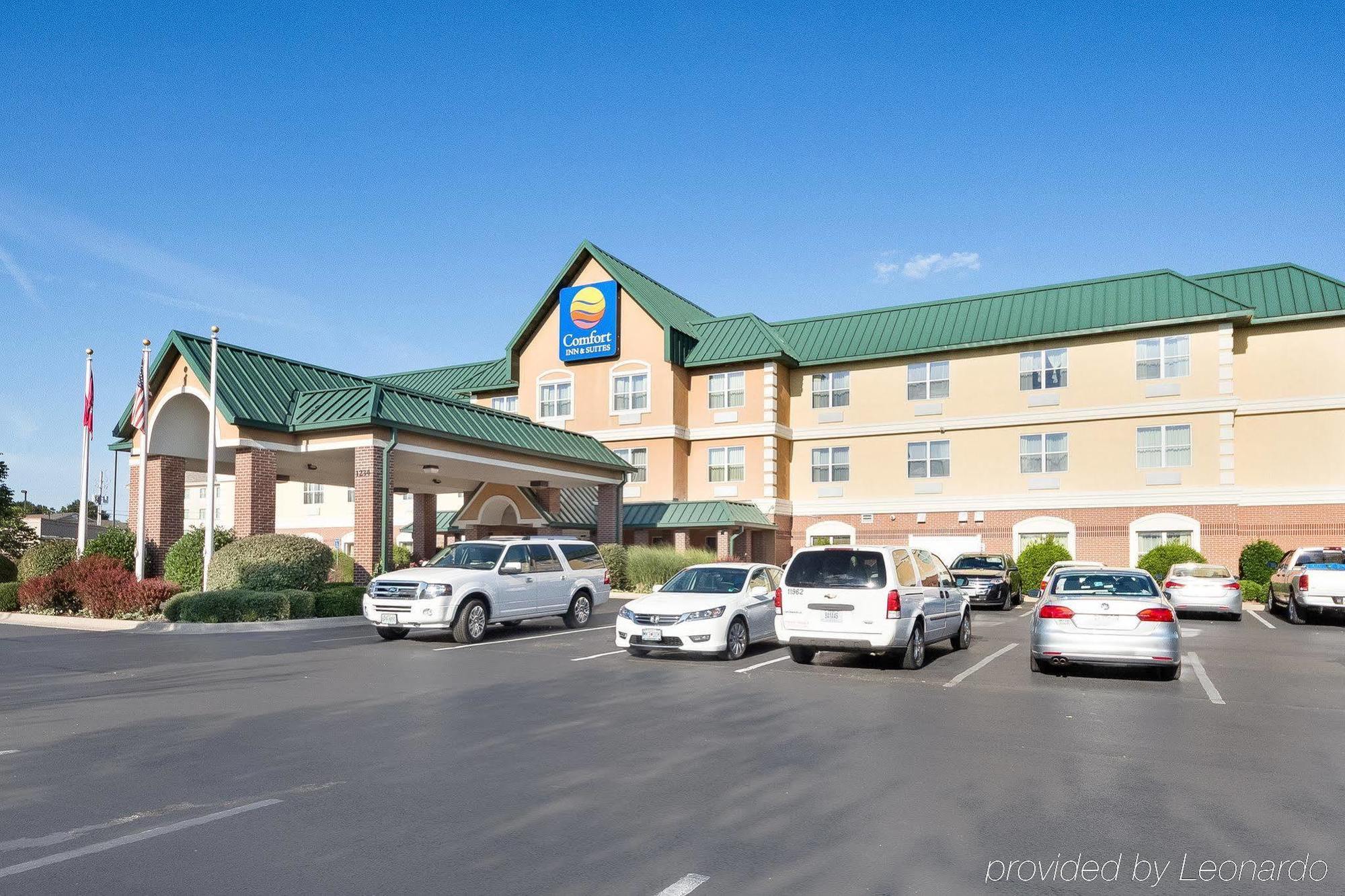 Comfort Inn & Suites Fayetteville-University Area Екстериор снимка